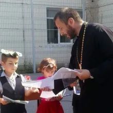 Parohia Ortodoxă din Câmpina a oferit daruri elevilor merituoşi la final de an școlar