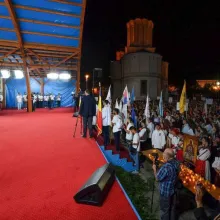 Rugăciune de seară pe Colina Bucuriei. Tinerii participanţi la #ITO2016 s-au rugat împreună cu Patriarhul României (Video)