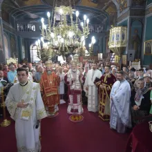 Două mii de credincioşi la hramul Bisericii Sf. Cruce şi Sf. Vasile de pe Calea Victoriei din Capitală