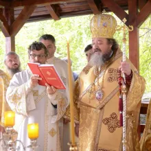 Slujire arhierească în Parohia Vărbilău 1: PS Ieronim a sfinţit noua casă praznicală