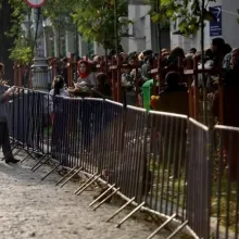 Ceai cald oferit pelerinilor pe Colina Bucuriei