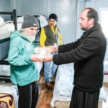 Hrană pentru persoanele fără adăpost, oferită de Protoieria Sector 6 Capitală