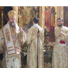 Hirotonii | Prin punerea mâinilor şi prin rugăciuni, PS Timotei a împărtăşit harul dumnezeiesc persoanelor alese