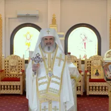 Patriarhul Daniel: Sfânta Cruce este în acelaşi timp simbolul Răstignirii şi Învierii lui Hristos