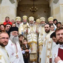 Canonizarea Sfinţilor Putneni | Să-i rugăm să lumineze sufletul nostru cu rugăciunile lor pentru a merge pe calea mântuirii, spune Patriarhul Daniel