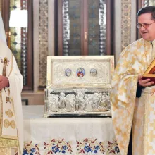 Sfințirea raclei moaștelor Sfântului Antonie cel Mare | O biserică ce are aceste moaște este un liman de liniște în mijlocul orașului, a spus Patriarhul Daniel
