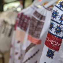 Parohia Dămăroaia: Expoziţia foto „Ia românească între tradiție și modernitate”