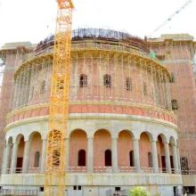 Activitate intensă pe șantierul CMN. Construcția corpului principal se apropie de finalizare