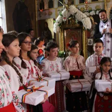 Rechizite pentru 40 de copii din Parohia Pleaşa. Biserica este a voastră, iar dacă-l aveţi pe Hristos de nimic nu duceţi lipsa, le-a spus preotul paroh copiilor