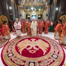 Taina Învierii lui Hristos este ascunsă în Sfânta Cruce, a spus Patriarhul României în predica rostită astăzi în Catedrala de pe Colina Bucuriei, explicând legătura nealterabilă dintre Cruce, Hristos și Învierea Sa.