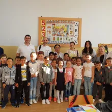 Ghiozdane și rechizite școlare pentru mai mulţi elevi din Bobești. Acțiunea socială a fost desfășurată de Voluntarii Paraclisului CMN