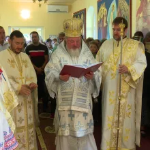 Liturghie arhierească și sfințire la Vălenii de Munte | PS Varlaam a evidențiat etapele necesare de parcurs pentru a-L urma pe Hristos
