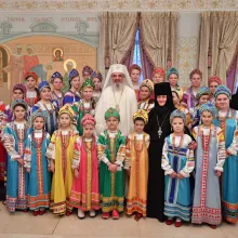 Patriarhul României i-a binecuvântat pe copiii găzduiţi în orfelinatul mănăstirii Pokrovsky