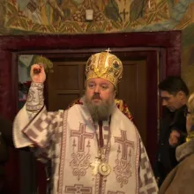 Biserica din Ploiești avariată de un incendiu a fost sfințită de PS Timotei Prahoveanul la mai puțin de două luni de la incident