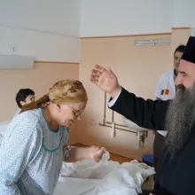 Ziua supraviețuitorului de cancer | Voluntarii Paraclisului CMN au oferit daruri pacienților de la Institutul Oncologic din București