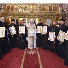 „O treaptă în plus, pentru o lucrare în plus” | Zece clerici au fost ridicați în rang de Părintele Patriarh