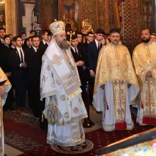 Hram la Seminarul din București. „Dragostea față de Dumnezeu” este cel mai important lucru de învățat din viața Sfântului Grigorie Teologul, potrivit PS Timotei Prahoveanul