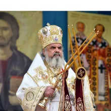 Patriarhul Daniel: Sfinţii Trei Ierarhi ‘au chemat pe oameni la pocăinţă, vieţuire sfântă şi milostenie’