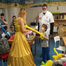 Voluntarii Paraclisului CMN au organizat un spectacol pentru copiii bolnavi de cancer