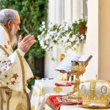 Părintele Patriarh Daniel: Femeile mironosiţe sunt cele dintâi fiinţe umane care mărturisesc adevărul învierii lui Hristos