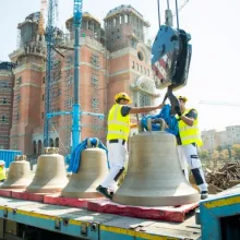 Clopotul mare al Catedralei Naționale a fost ridicat în turnul-clopotniță