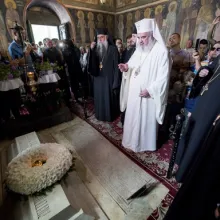 Patriarhul României a depus o coroană de flori la mormântul domnitorului Mircea cel Bătrân
