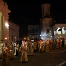 Veșmântul Sf. Parascheva a fost purtat în procesiune la Catedrala Patriarhală