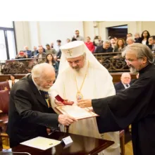 Patriarhul Daniel a oferit academicianului Dan Berindei „Ordinul Sf. Ioan Gură de Aur”