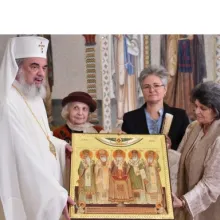 Patriarhul Daniel a primit o icoană cu cinci ierarhi români care au contribuit la conștiința unității naționale
