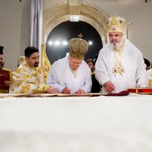 Eveniment istoric: Patriarhul Ecumenic şi Patriarhul României au sfinţit Catedrala Mântuirii Neamului
