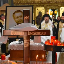 „Salvatorul de biserici” a fost condus pe ultimul drum de Episcopul vicar Timotei Prahoveanul