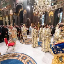 Botezul este o cufundare în harul și iubirea Preasfintei Treimi, spune Patriarhul României