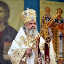 Patriarhul Daniel: Sfinţii Trei Ierarhi sunt rugători ai noştri în faţa Sfintei Treimi