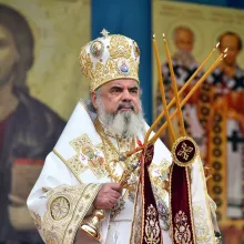 Patriarhul Daniel: Sfinţii Trei Ierarhi sunt rugători ai noştri în faţa Sfintei Treimi
