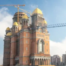 Continuă lucrările la Catedrala Națională. Se montează învelitorile de cupru