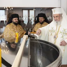A început pregătirea Marelui Mir: Patriarhul României a sfinţit Mirostirionul