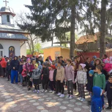 Zâmbete și bucurie în sufletele a zeci de copii din Zalhanaua şi Plopeni: au primit daruri de Sfintele Paşti