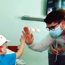 Voluntarii Paraclisului CMN au oferit daruri localnicilor din Sitaru şi copiilor de la Institutul Clinic Fundeni