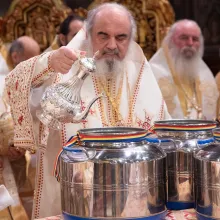 Sfântul şi Marele Mir este temelia şi izvorul sfinţirii vieţii Bisericii, spune Patriarhul Daniel  