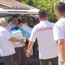 Voluntarii Paraclisului CMN au venit în ajutorul beneficiarilor Centrului de îngrijire şi recuperare din Singureni