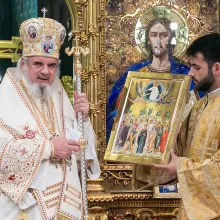 Reprezentare inedită: Părintele Patriarh le-a oferit credincioșilor icoana hramului Catedralei Naționale