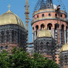 Au fost acoperite cinci dintre cele opt turle ale Catedralei Naţionale 