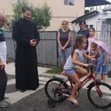 Pedalând spre fericire: Zece copii din Pleaşa au biciclete noi