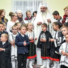 La iniţiativa Patriarhului, aproape 11.000 elevi din Arh. Bucureştilor au primit la începutul acestui an şcolar sprijin pentru studii