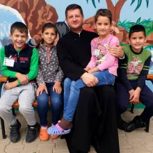 Un preot din Urlați a devenit „tată” pentru 30 de copii săraci din comunitatea parohială de care se îngrijește