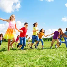 O firmă de încălțăminte a donat ghete pentru copiii din centrele sociale, în valoare de 9.000 lei