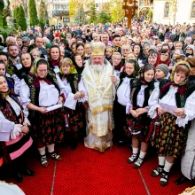 Zeci de pelerini vin de 6 ani de la peste 600 de kilometri depărtare la hramul Paraclisului CMN