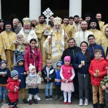 Bogăția și sărăcia sunt prilej de a ne apropia de Dumnezeu și de semeni – Patriarhul Daniel