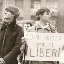 Evenimentele din decembrie ’89 rememorate prin imagini, timbre şi articole de presă