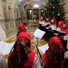 Folclor și misiune: Tinerele din Filomelos au colindat la Reședința Patriarhală în port popular